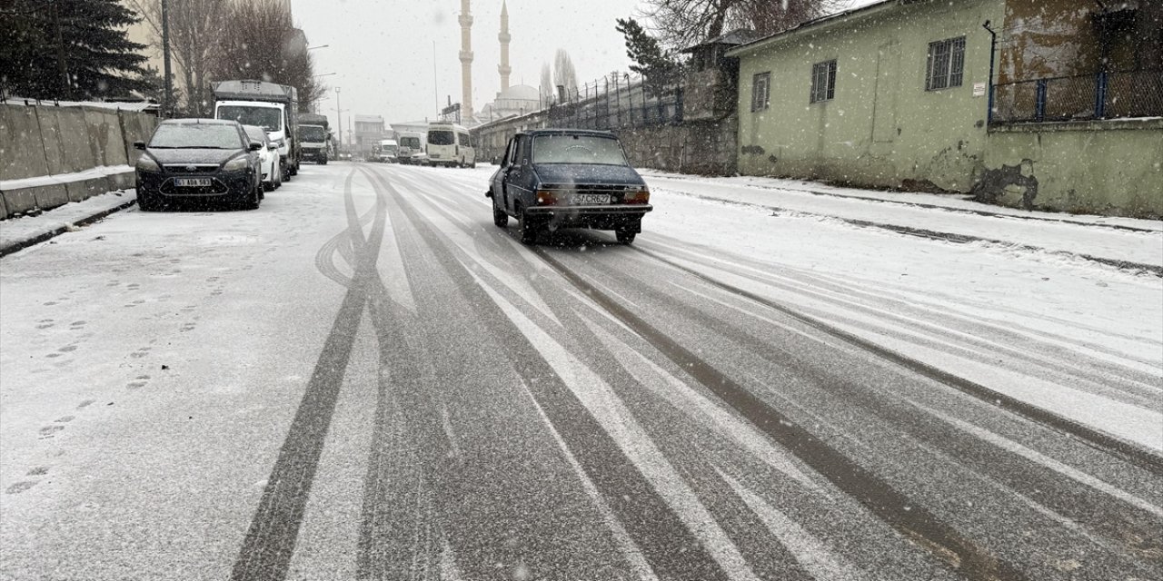 Ağrı ve Ardahan'da kar etkili oldu