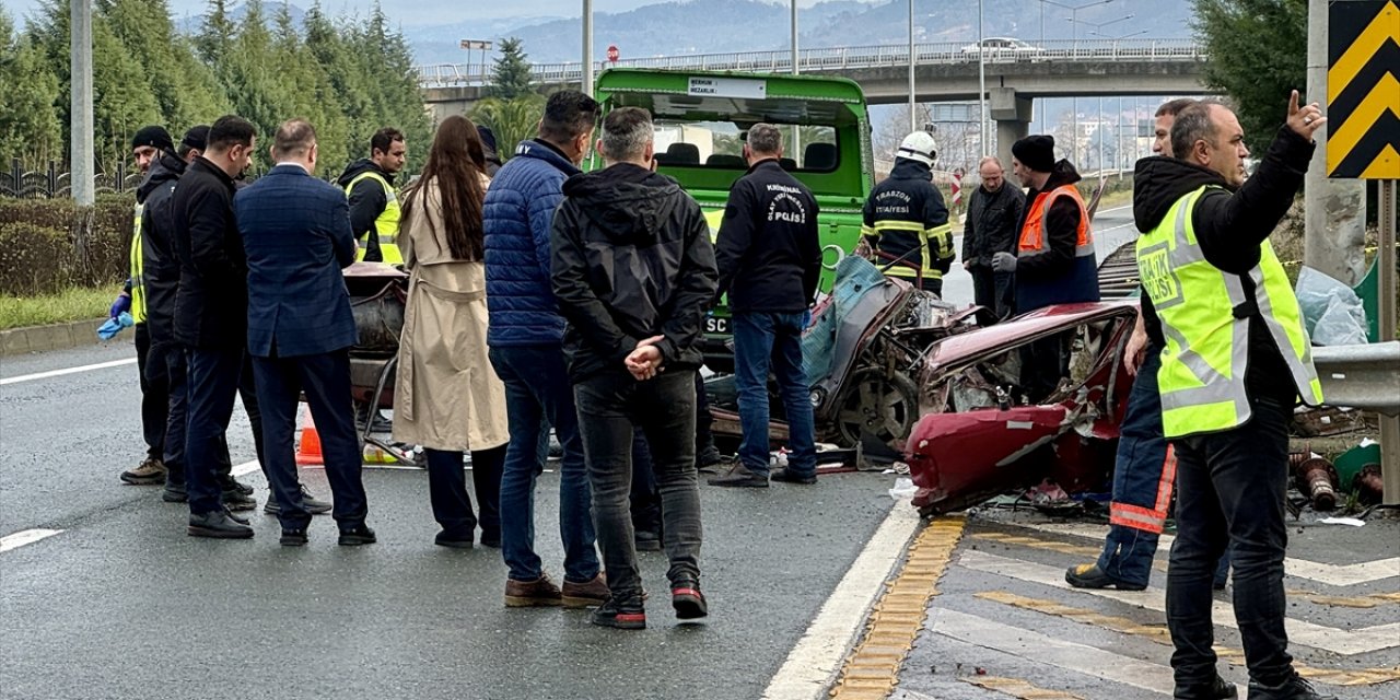 Trabzon'da otomobilin bariyerlere çarptığı kazada 2 kişi öldü, 2 kişi yaralandı