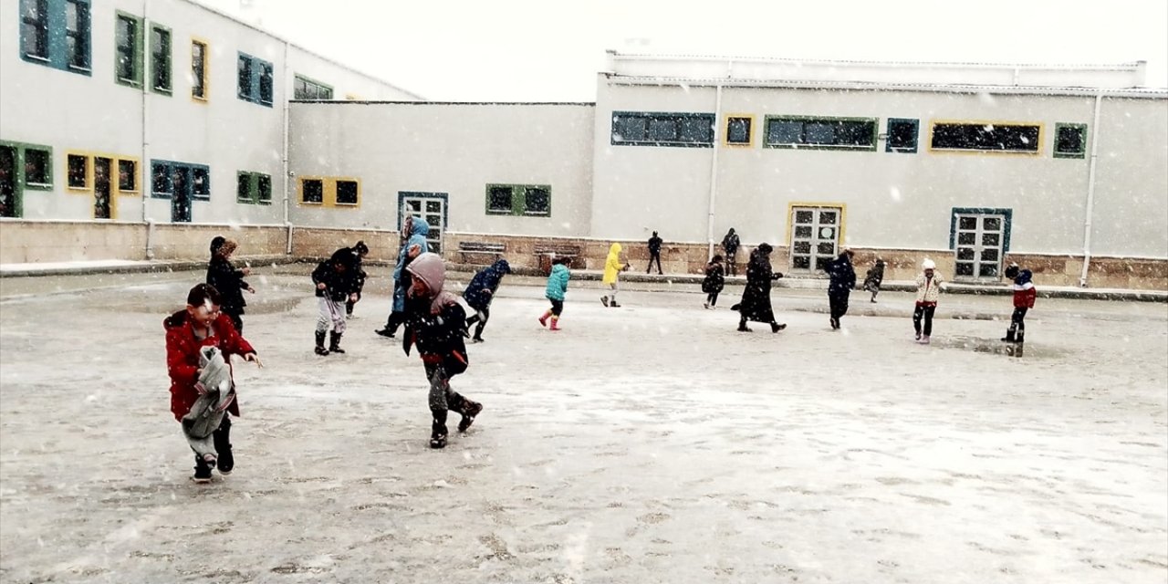 Çanakkale'nin bazı ilçelerinde kar etkili oluyor