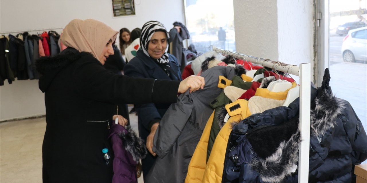 Deprem bölgesindeki yetim çocuklara giysi yardımı