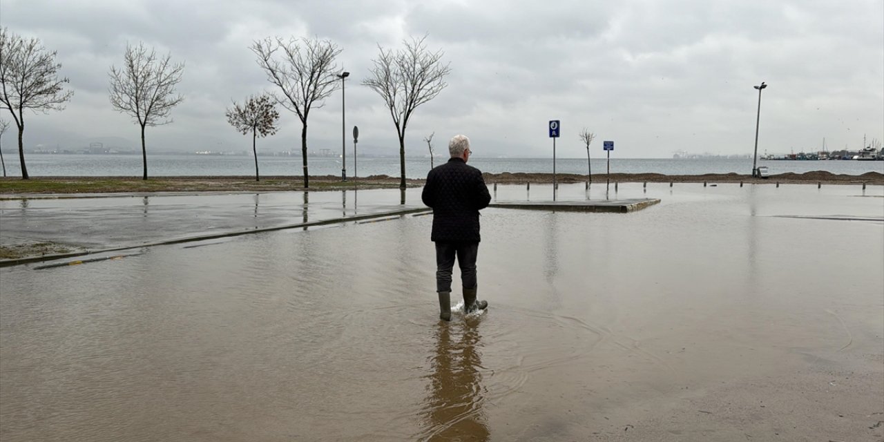 Kocaeli'de yükselen dalgalar nedeniyle sahil otoparkının bir kısmını su bastı