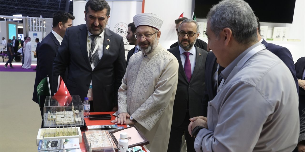 Diyanet İşleri Başkanı Erbaş, Cidde'de 2024 Yılı Hac ve Umre Hizmetleri Fuarı'nı ziyaret etti