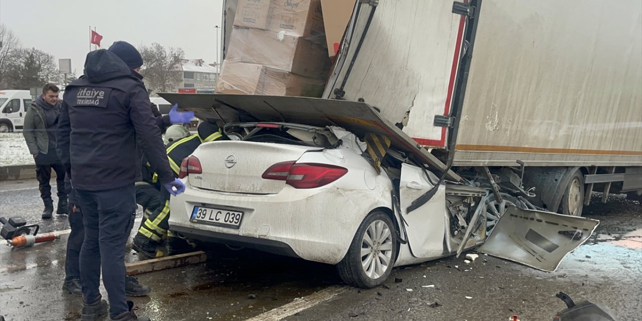 Tekirdağ'da trafik ışıklarında bekleyen kamyona çarpan otomobilin ehliyetsiz sürücüsü öldü