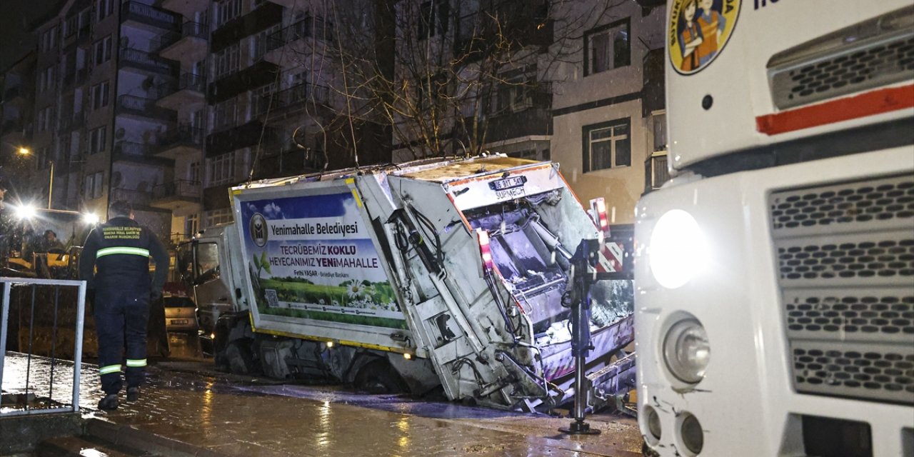 Ankara'da çöken yolda çöp kamyonu sıkıştı