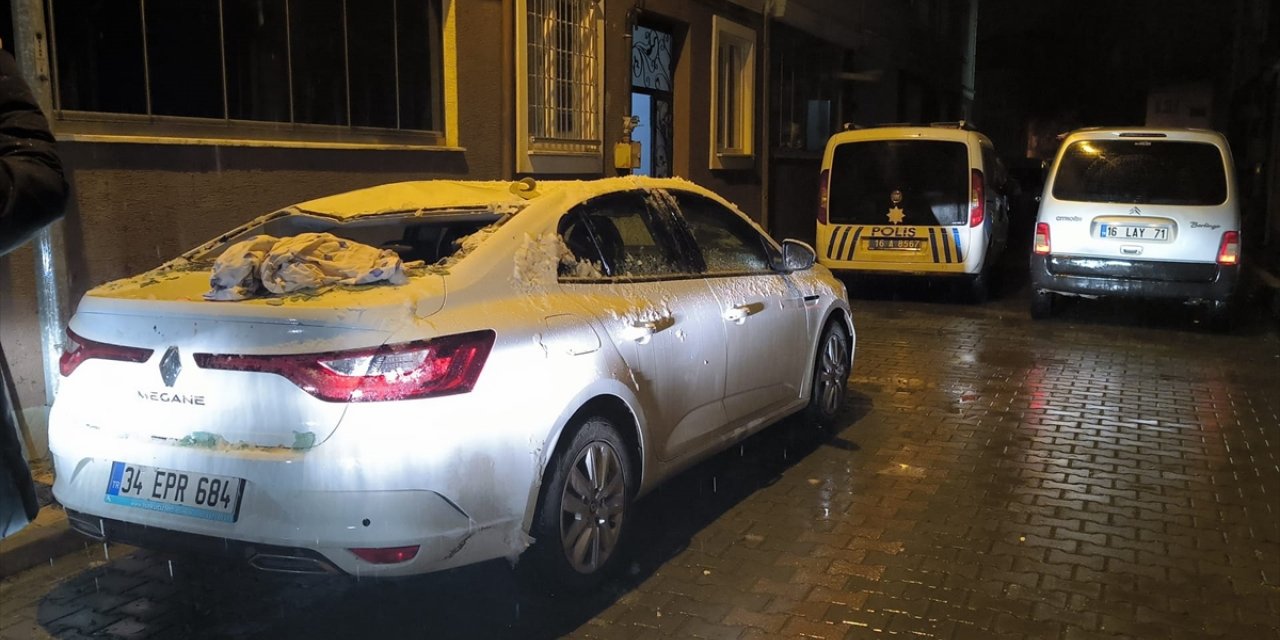 Bursa'da anteni düzeltmek için çıktığı çatıdan otomobilin üzerine düşen kişi yaralandı