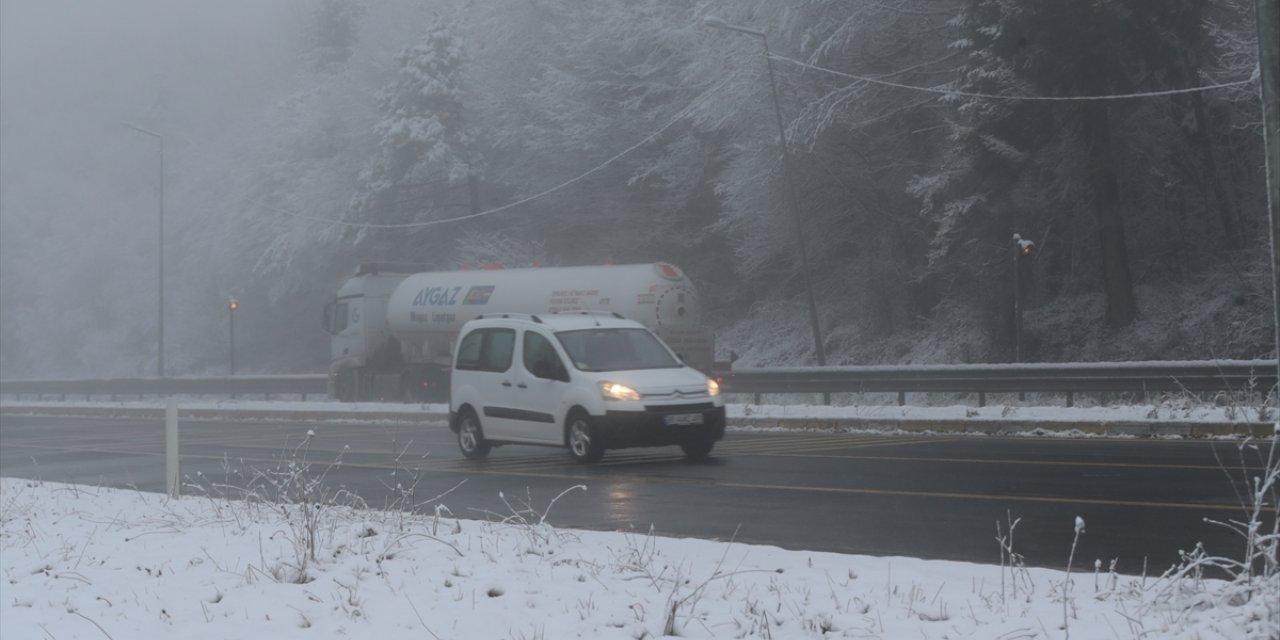 Bolu Dağı'nda kar ve sis etkili oldu