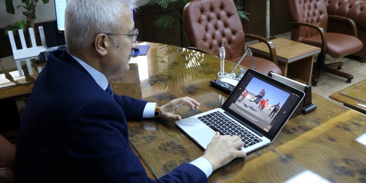 Bursa Cumhuriyet Başsavcısı Solmaz, AA'nın "Yılın Fotoğrafları" oylamasına katıldı