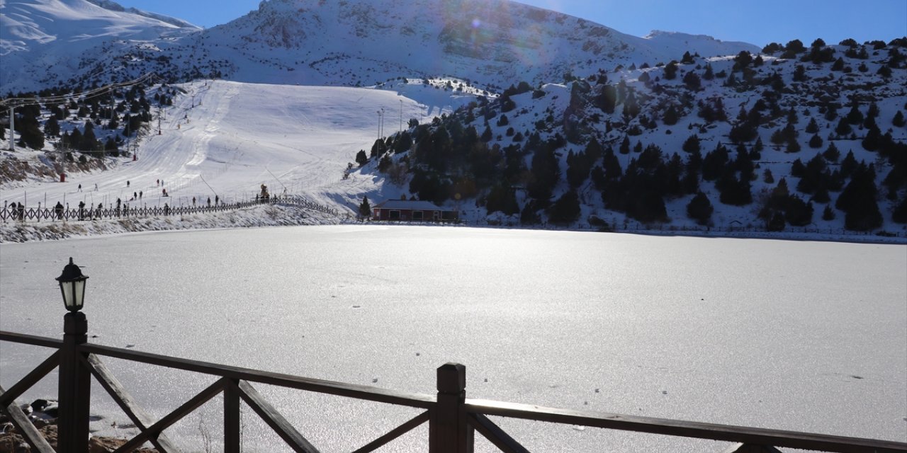 Erzincan'daki Ardıçlı Gölü'nün yüzeyi buz tuttu