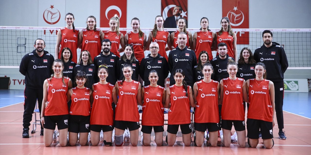 20 Yaş Altı Kadın Milli Voleybol Takımı, Ankara'da kampa girdi