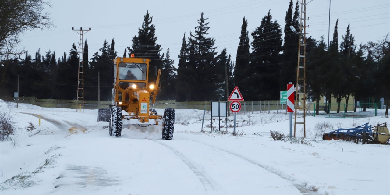 Tekirdağ'da kar yağışı nedeniyle 10 mahalle yolu ulaşıma kapandı