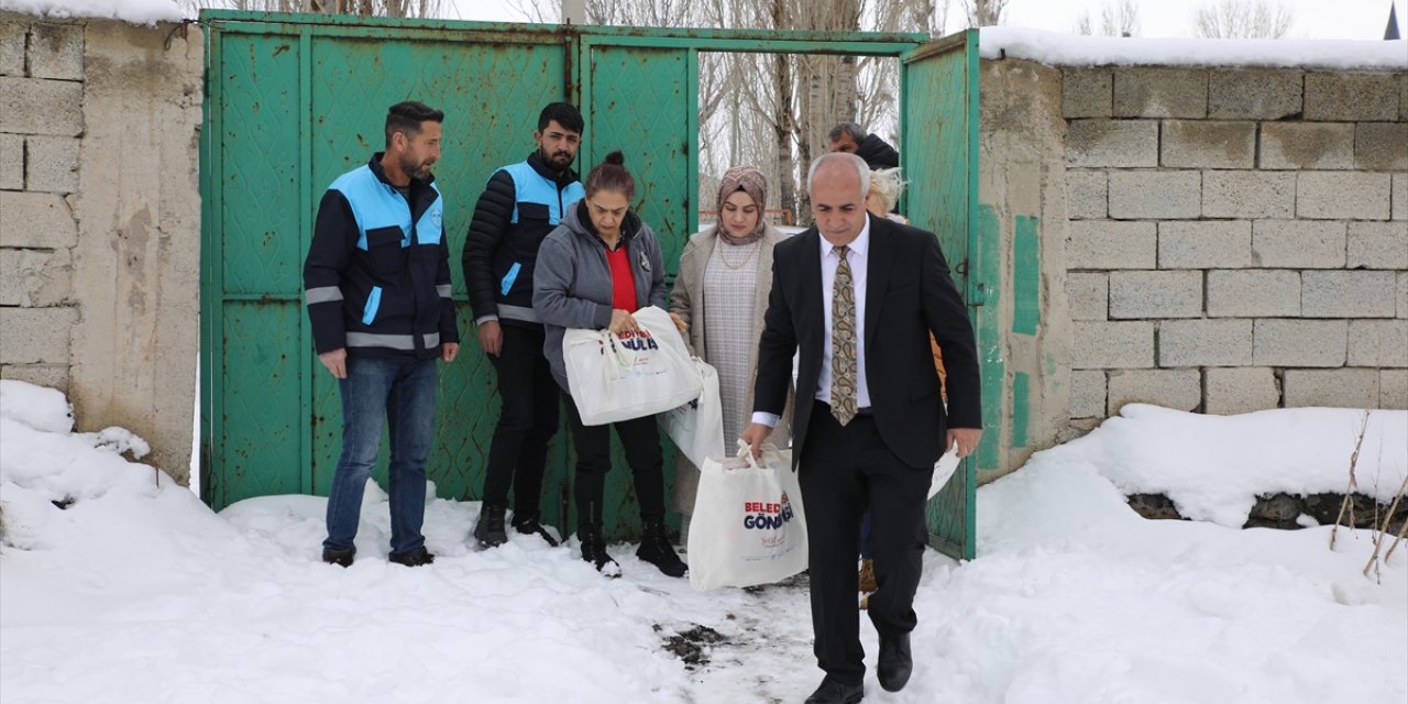 İzmirli kadınlar Van'da ihtiyaç sahiplerinin yüzünü güldürdü