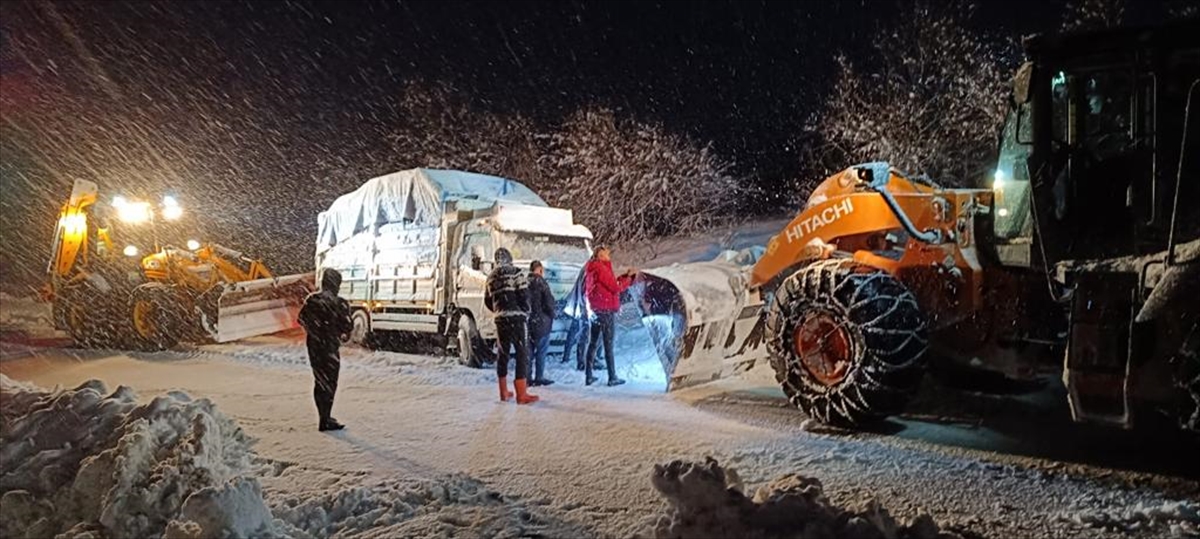 Van'da kar nedeniyle yolda kalan kamyonet, belediye ekiplerince kurtarıldı