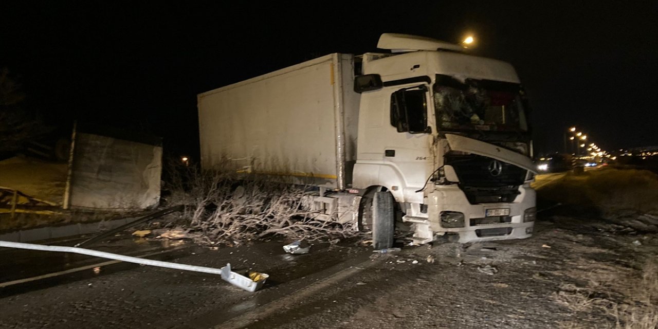 Devrilen kamyon Kayseri-Niğde kara yolunu trafiğe kapattı