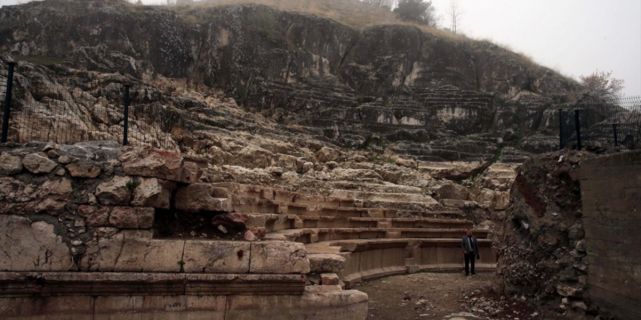 Zile Kalesi'ndeki antik tiyatronun "Roma tiyatrosu" olduğu belirlendi