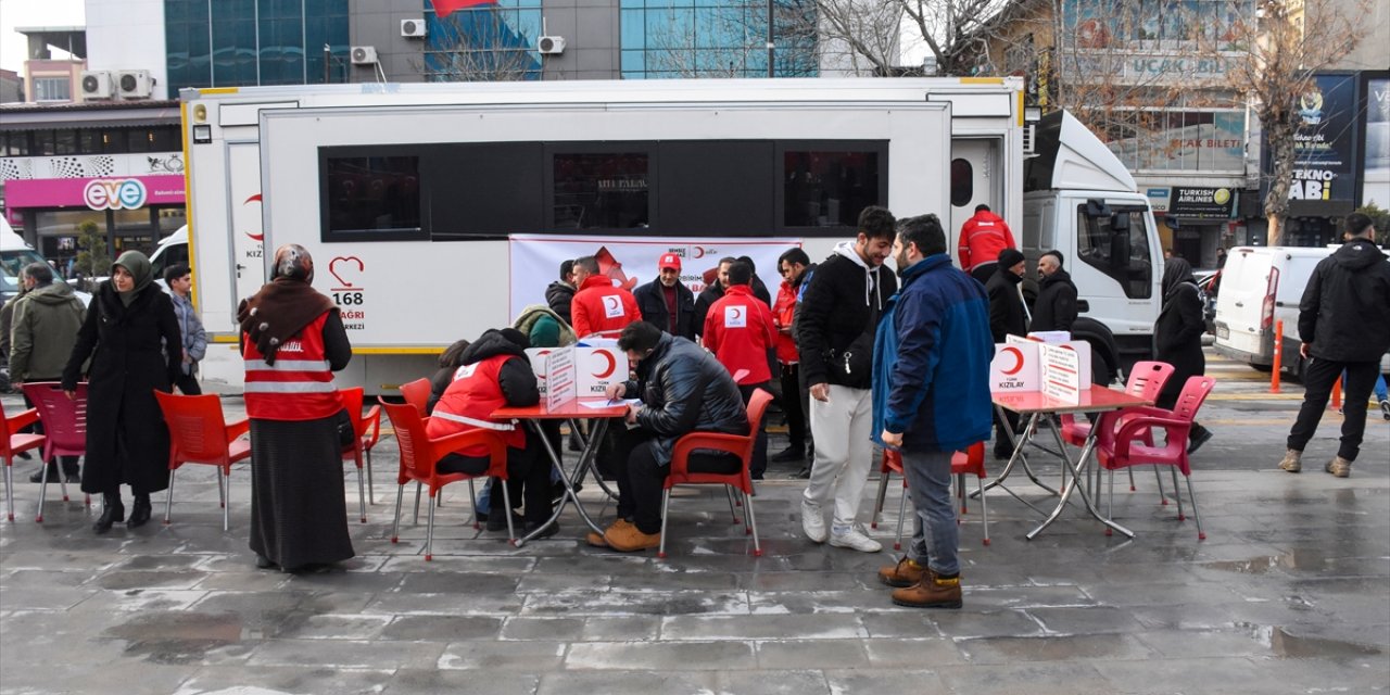 Vanlılar "Birbirimize candan bağlıyız" sloganıyla kan bağışı yaptı