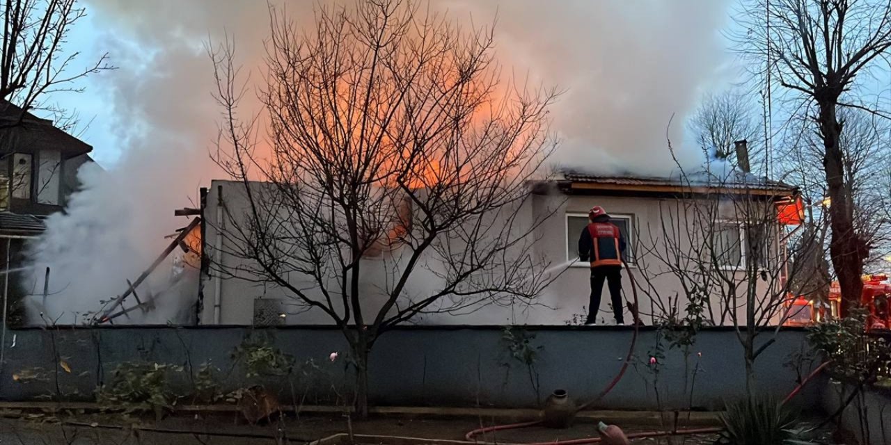 Sakarya'da çıkan yangında iki katlı ev kullanılamaz hale geldi