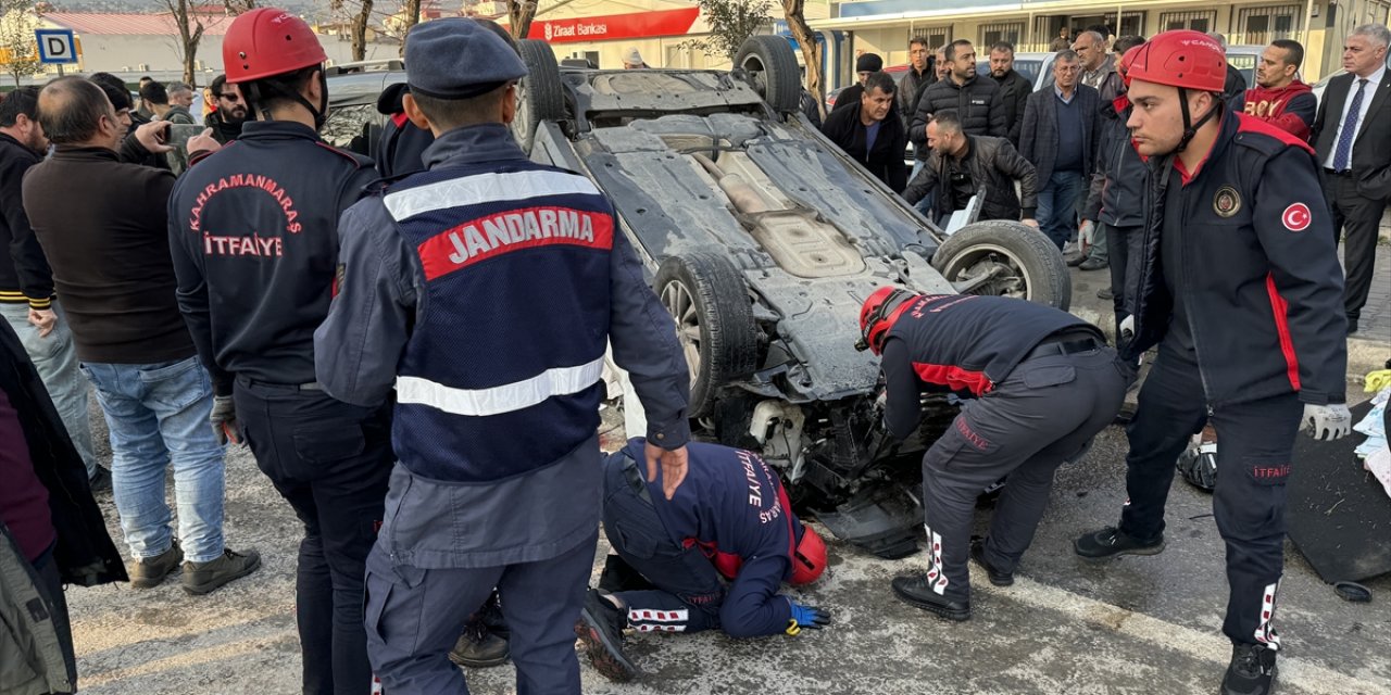 Kahramanmaraş'ta 4 aracın karıştığı trafik kazasında 3 kişi yalandı