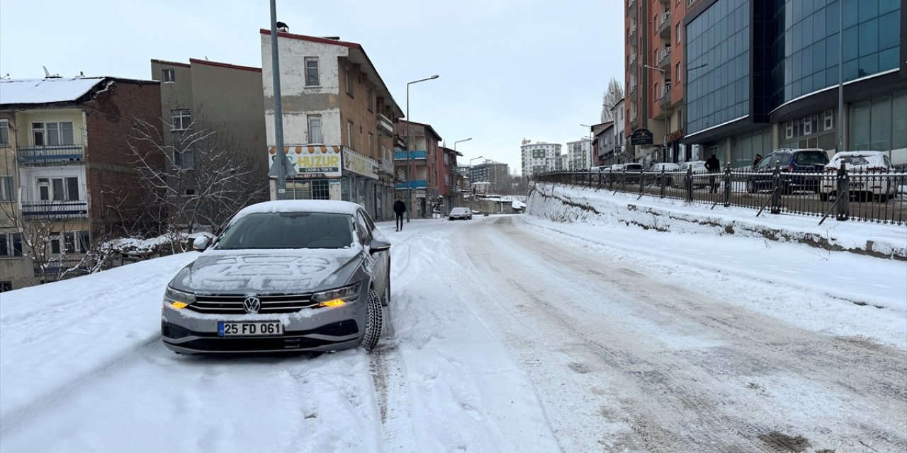 Erzurum, Tunceli, Ağrı, Ardahan ve Kars'ta kar yağışı etkili oluyor