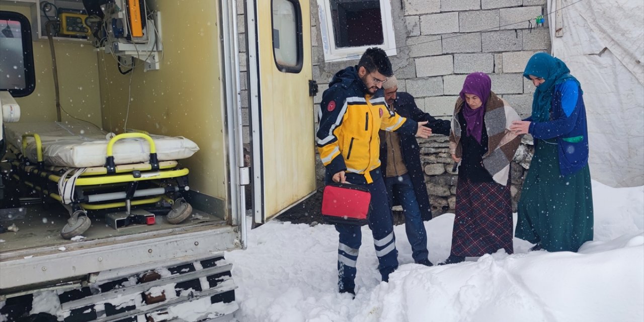 Ağrı'da yolu kardan kapanan mezrada rahatsızlanan hamile kadın hastaneye kaldırıldı