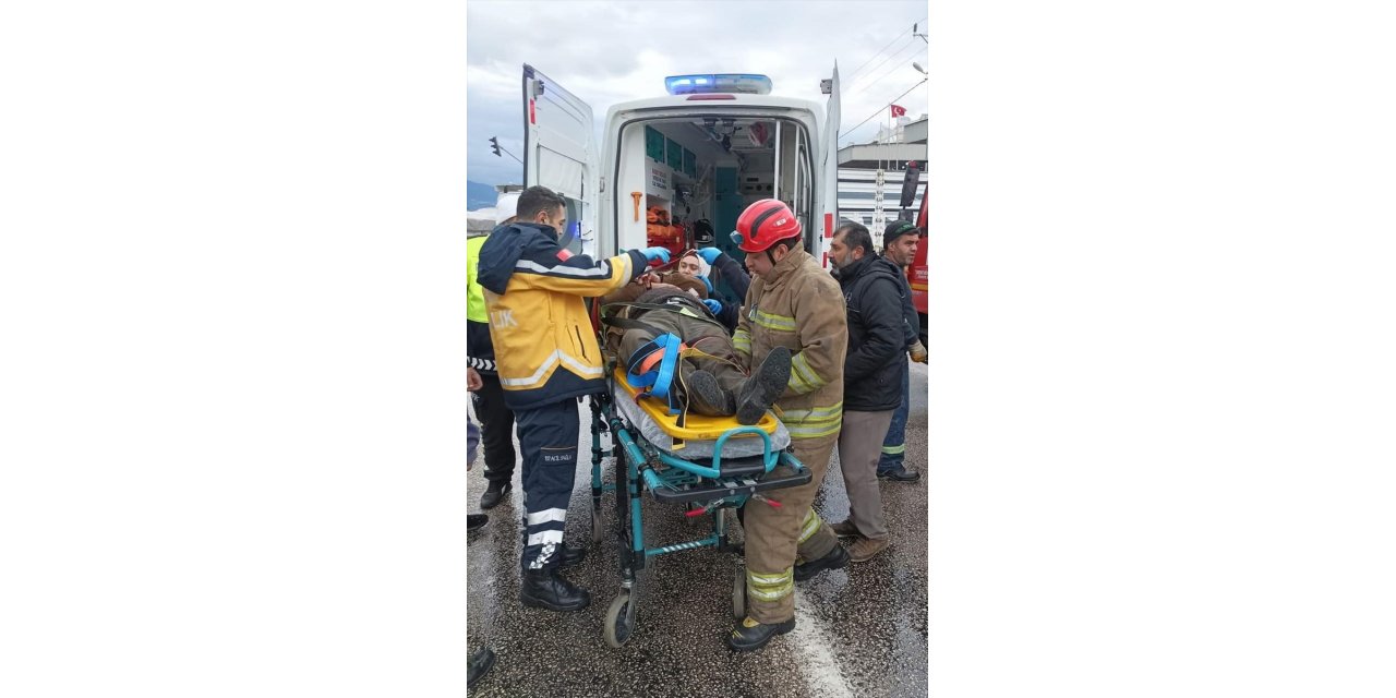 Hatay'da otomobille tırın çarpışması sonucu 2 kişi yaralandı