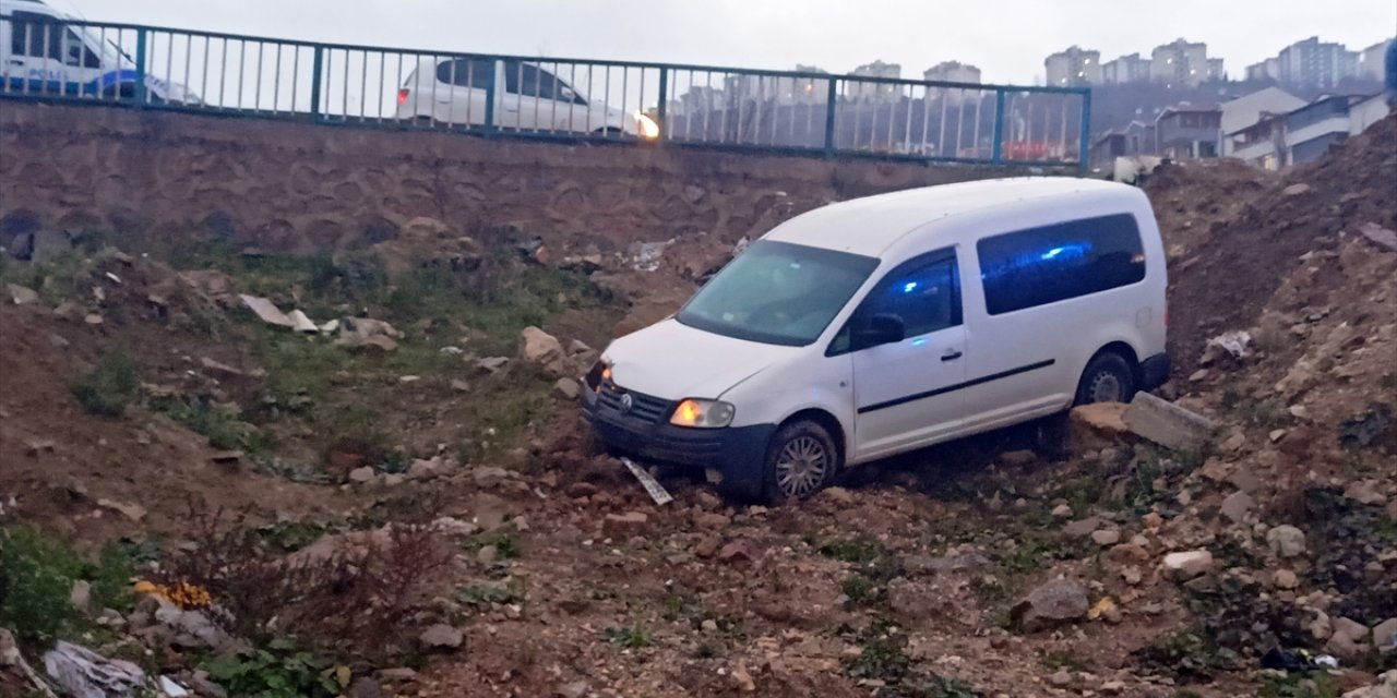 Kocaeli'de taksi ile panelvan çarpıştı, 4 kişi yaralandı