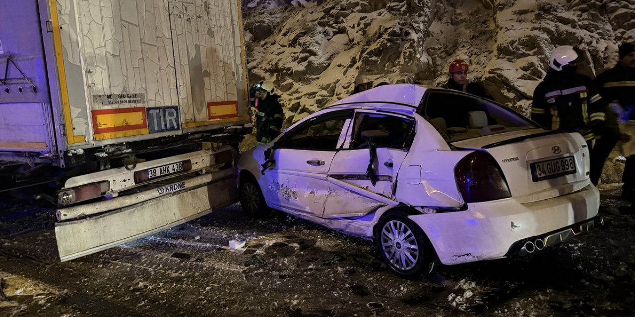 Kayseri'de 8 aracın karıştığı zincirleme trafik kazasında 5 kişi yaralandı