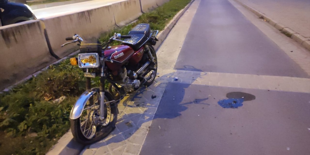 Adana'da beton bariyere çarpan motosikletteki 2 kişi yaralandı