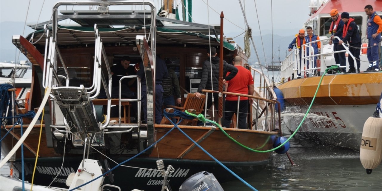 Muğla'da batma tehlikesi geçiren tekne ekiplerce kurtarıldı