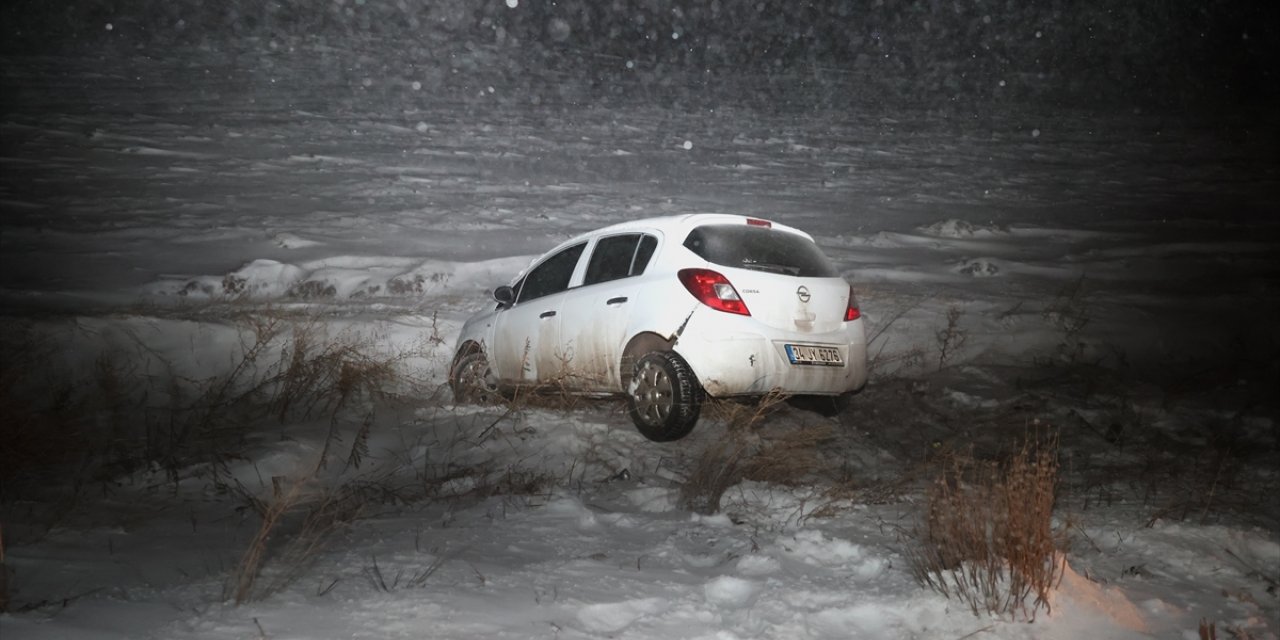 Erzurum'da kar ve tipi nedeniyle yoldan çıkan otomobildeki 2 kişi yaralandı