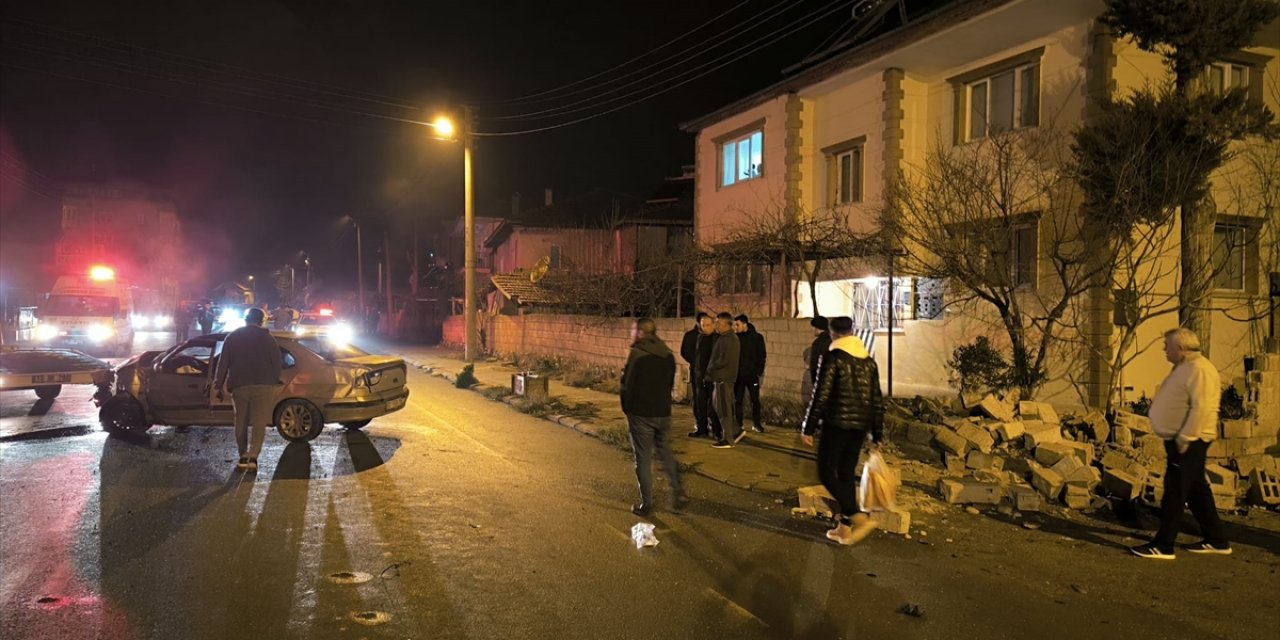 Burdur'da bahçe duvarına çarpan otomobildeki 2 kişi yaralandı