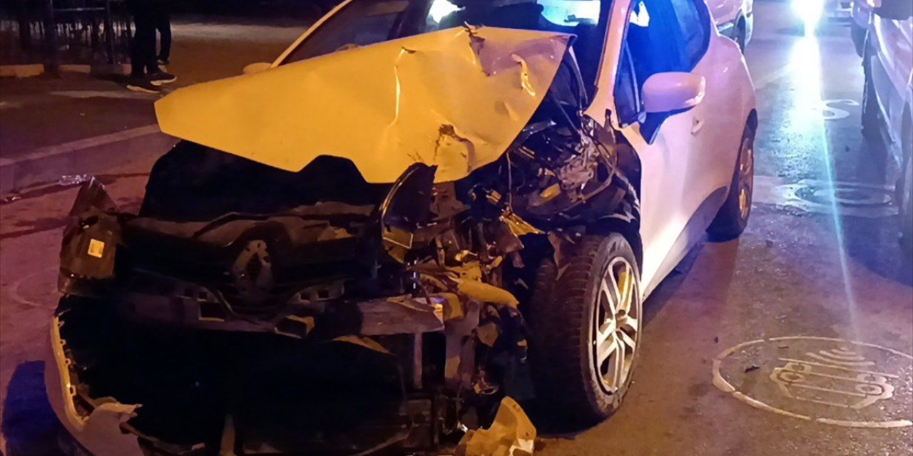 Kırıkkale'de zincirleme trafik kazasında 4 kişi yaralandı