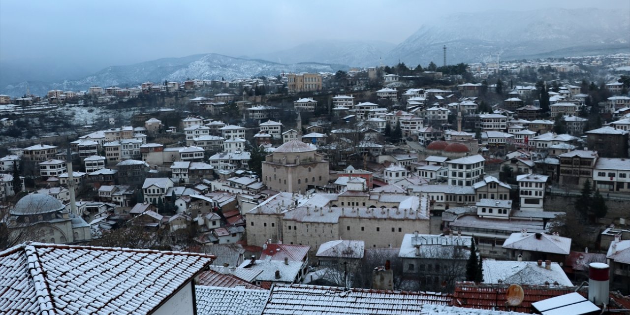 Safranbolu'nun tarihi yapıları karla kaplandı