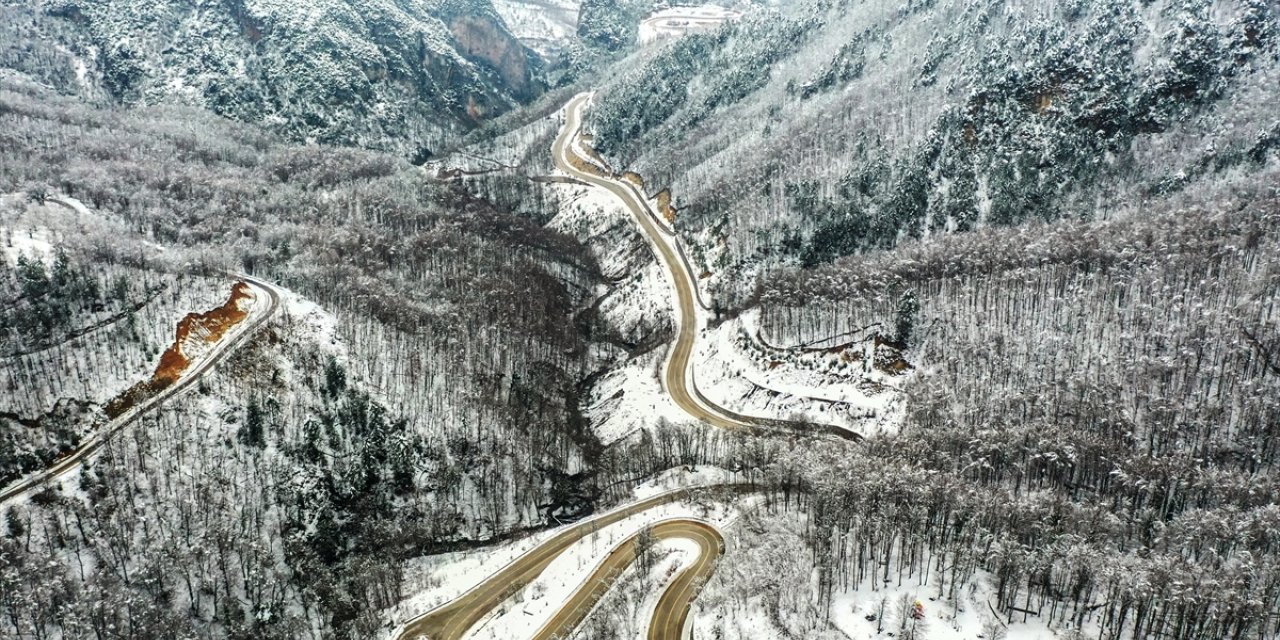 Uludağ'ın yamaçlarındaki kıvrımlı yollar karlı ormanlarla bütünleşti