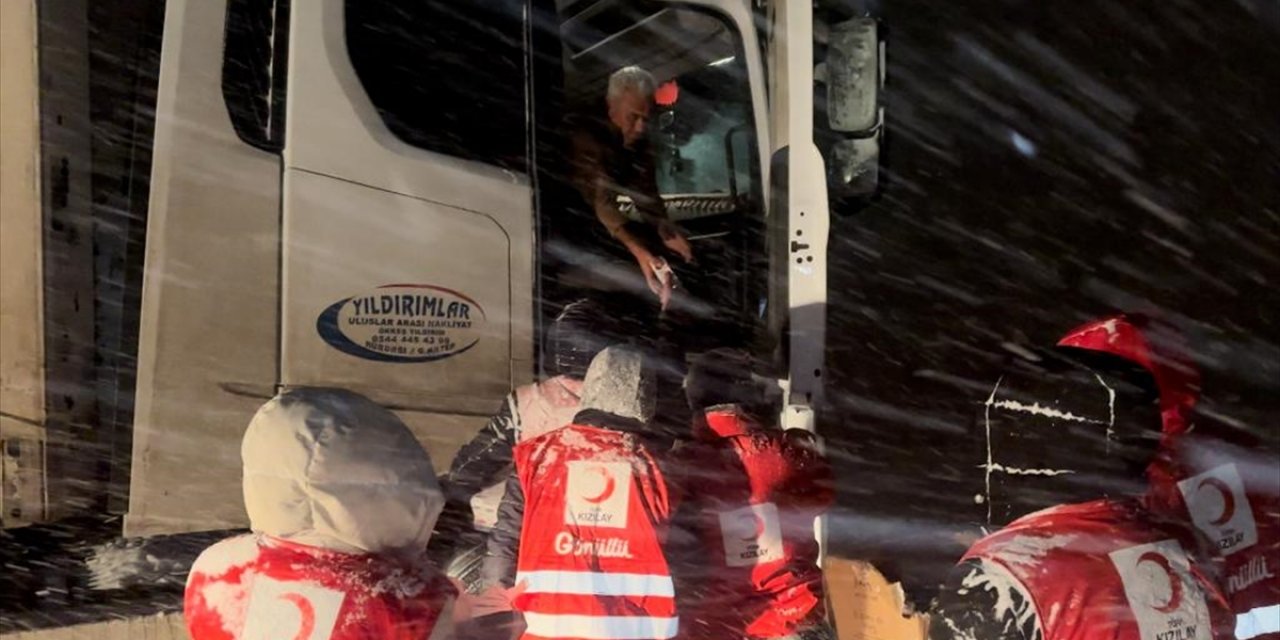 Van'da Kızılay ekipleri yolda kalan sürücülere kumanya dağıttı