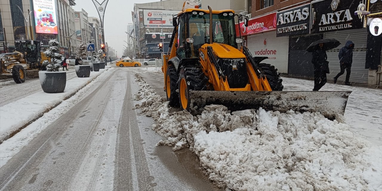 Van, Hakkari, Bitlis ve Muş'ta 1277 yerleşim birimine ulaşım sağlanamıyor