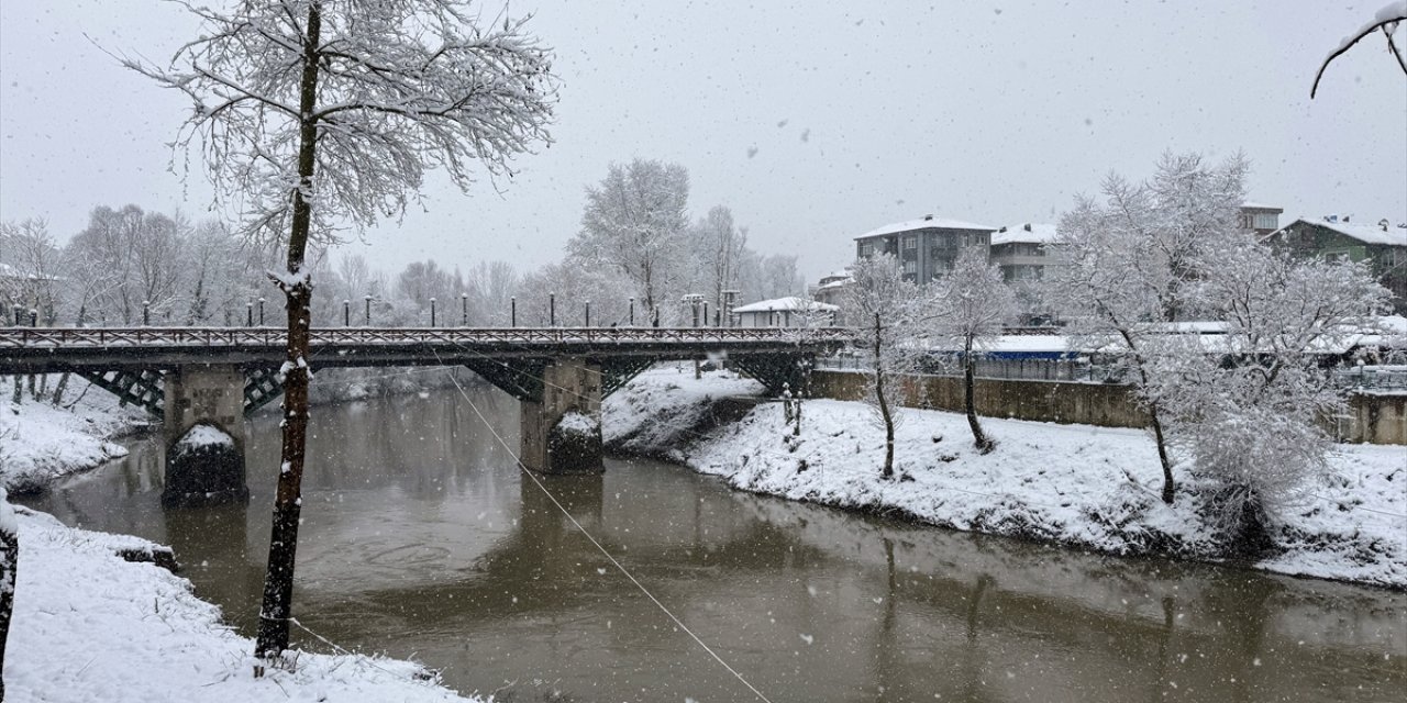 Düzce ve Bartın'da 72 köy yolu kar nedeniyle ulaşıma kapandı