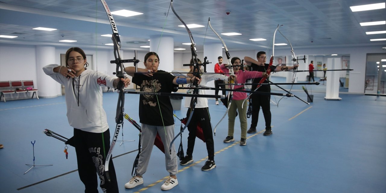 Elazığ'da sporcular Mete Gazoz gibi şampiyon olmanın hedefiyle yay çekiyor