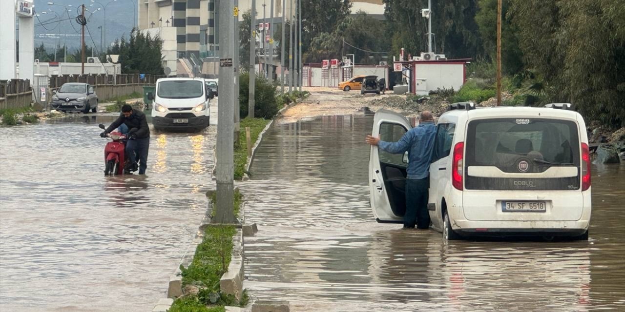 Hatay'da sağanak hayatı olumsuz etkiledi