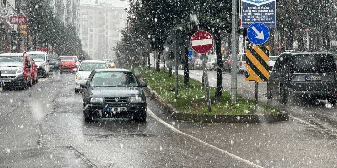 Karadeniz'de kar nedeniyle 343 yerleşim yerine ulaşım sağlanamıyor