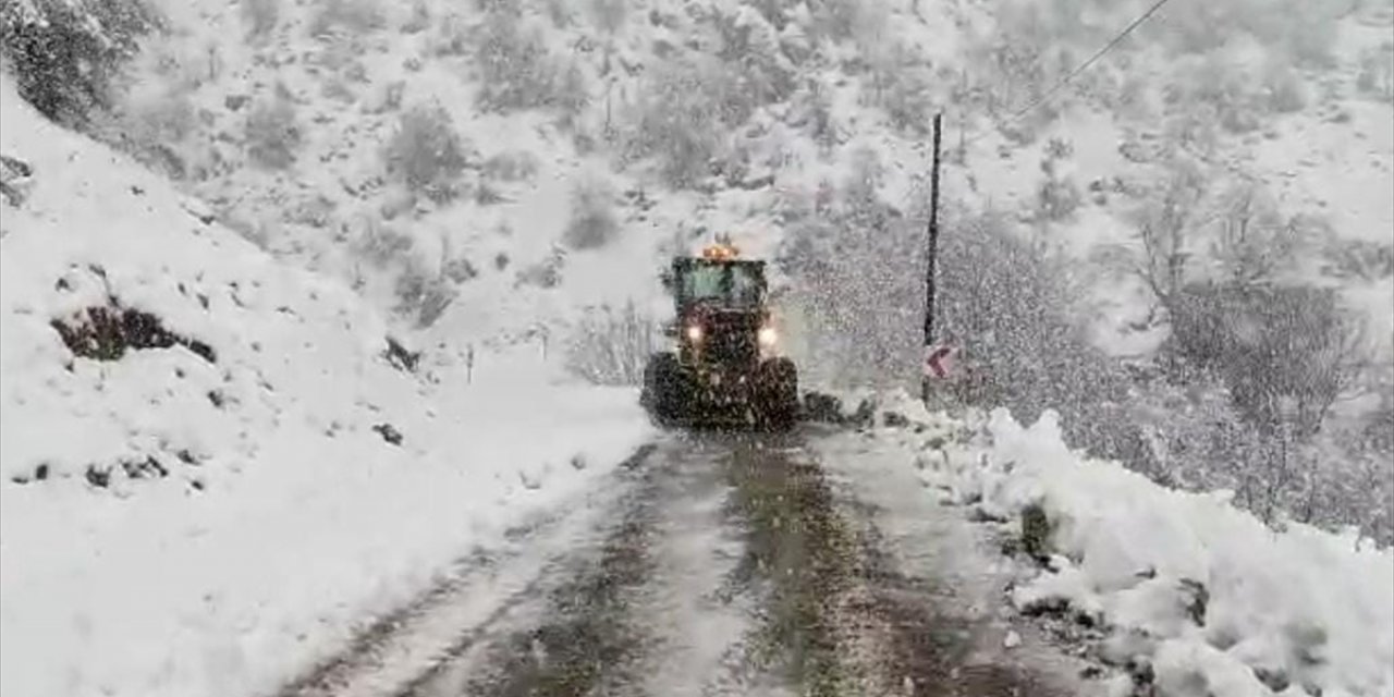 Bingöl, Şırnak ve Siirt'te kar nedeniyle 158  köy yolu ulaşıma kapandı