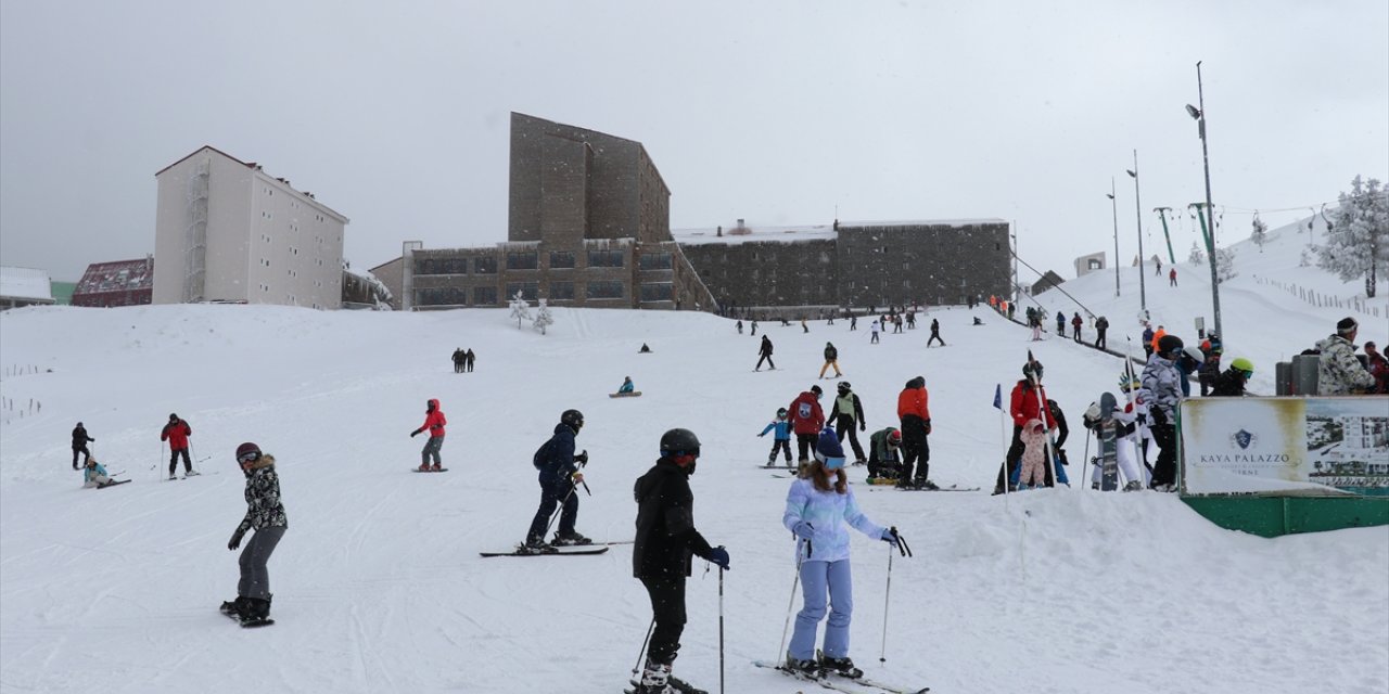 Kartalkaya Kayak Merkezi'nde kar kalınlığı 137 santimetreye ulaştı