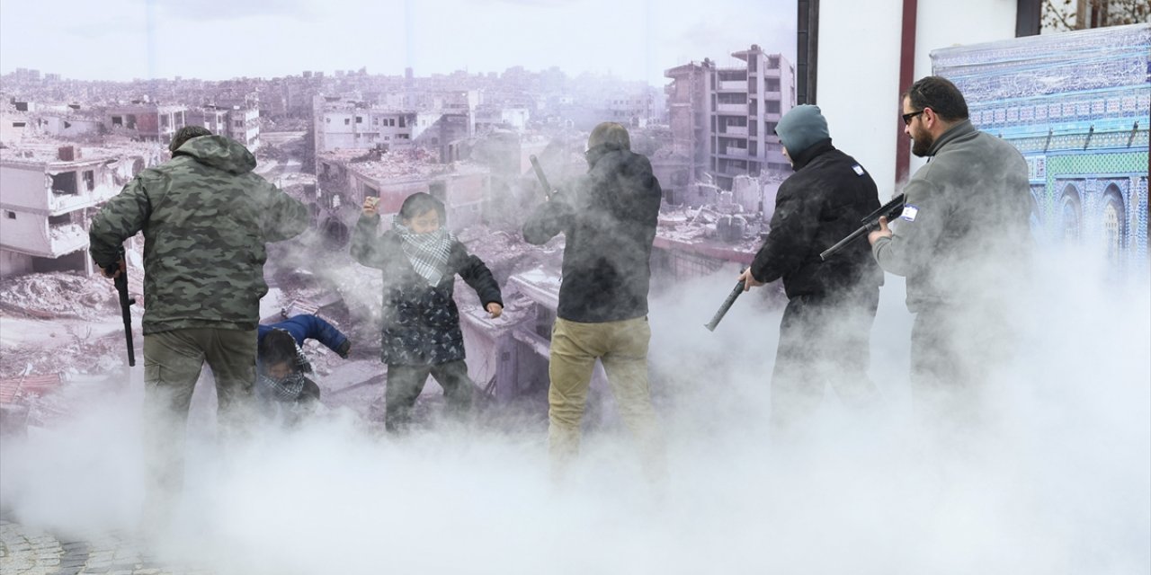 İsrail'in Filistin'e yönelik saldırılarını protesto etmek için tiyatro gösterisi yapıldı