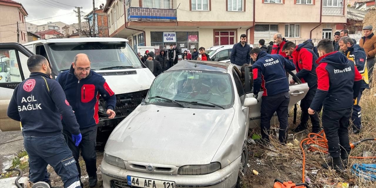 Sivas'ta minibüsle otomobilin çarpıştığı kazada 5 kişi yaralandı