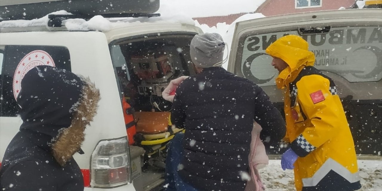 Hakkari'de baygınlık geçiren çocuk ekiplerin çalışmasıyla hastaneye ulaştırıldı