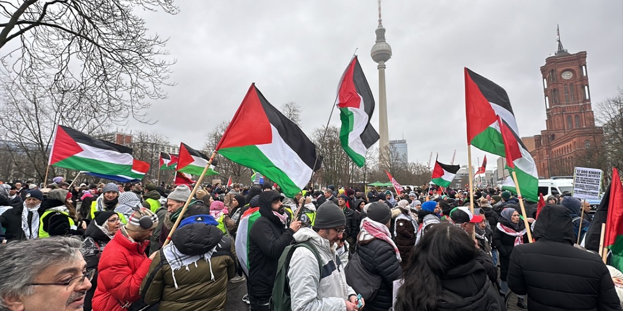 Berlin’de "Savaşı ve saldırganlığı durdurun" sloganıyla Filistin’e destek gösterisi yapıldı