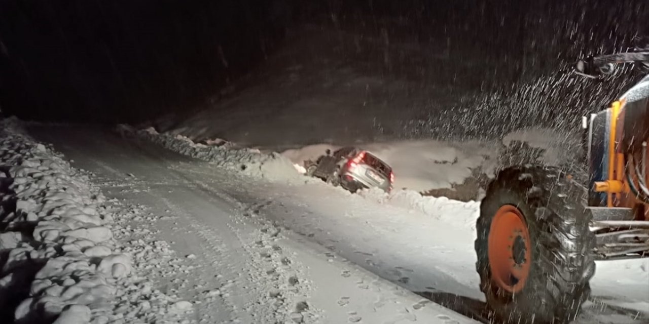 Siirt'te karda mahsur kalan vatandaşlar kurtarıldı