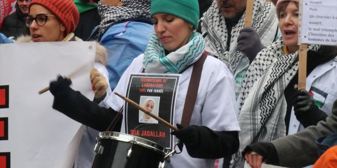 Paris'te soğuk havaya rağmen Gazze'de ateşkes talebiyle gösteri yapıldı