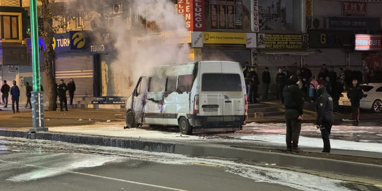 Diyarbakır'da seyir halindeki minibüs yandı