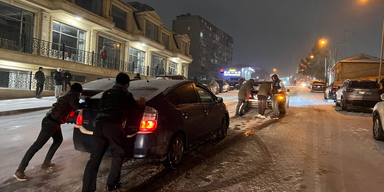 Bakü'de kar yağışı hayatı olumsuz etkiledi