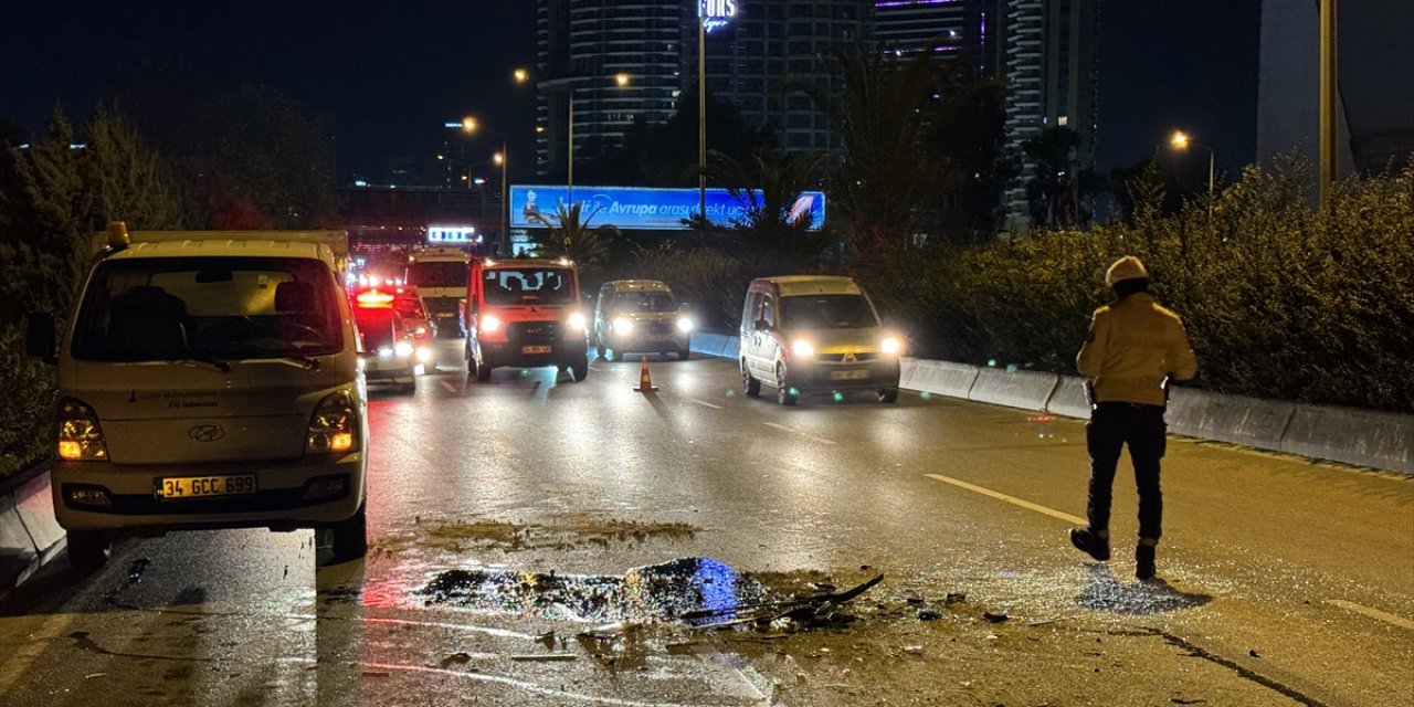 İzmir'de kaza yerini temizleyen kamyona çarpan panelvanın sürücüsü yaralandı